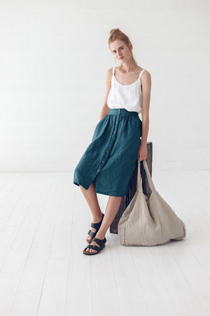 Dámská jednobarevná propínací sukně ze 100% lnu v módní midi délce. Pas vysoký 5,5 cm je mírně nařasený, v
